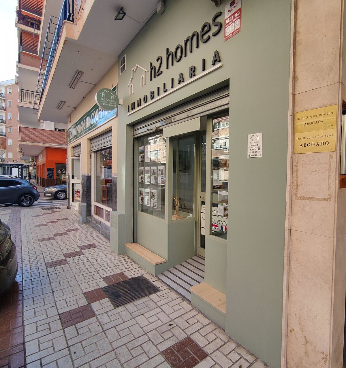 Fachada de la oficina de h2 homes inmobiliaria en Málaga